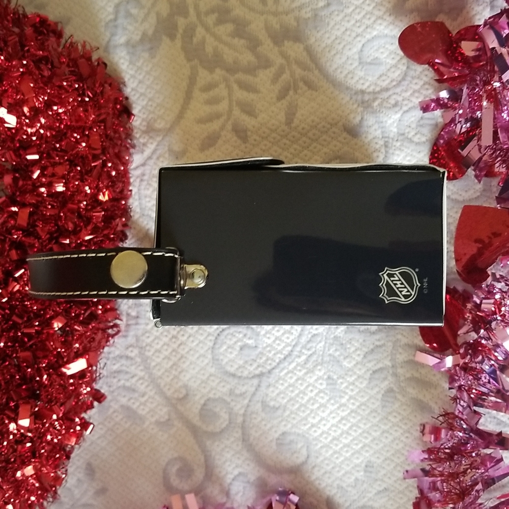 PITTSBURG PENGUINS CHROME PURSE - Picture 3 of 8